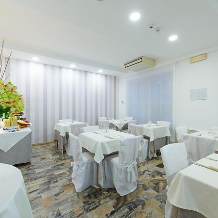 Hotel Falco Riccione Extérieur photo