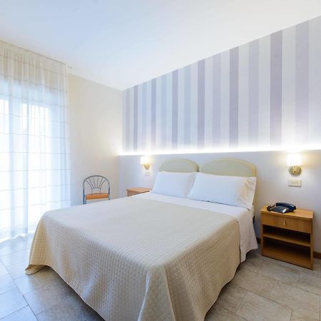 Hotel Falco Riccione Extérieur photo