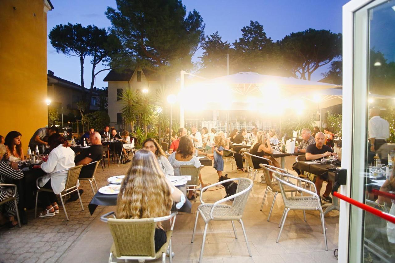 Hotel Falco Riccione Extérieur photo