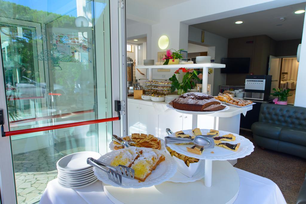 Hotel Falco Riccione Extérieur photo
