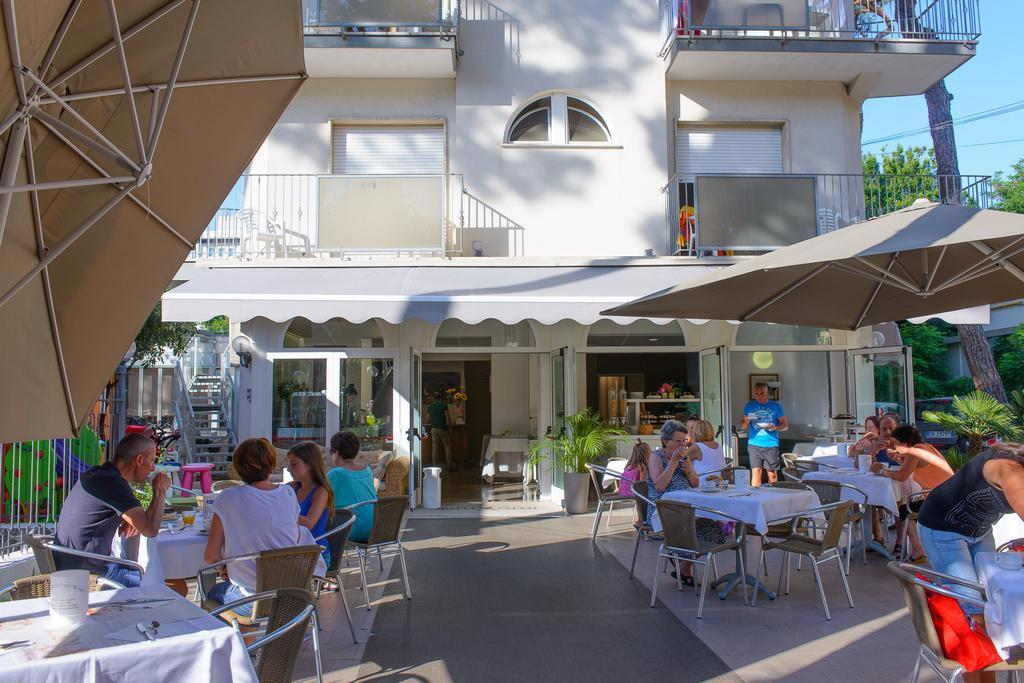 Hotel Falco Riccione Extérieur photo