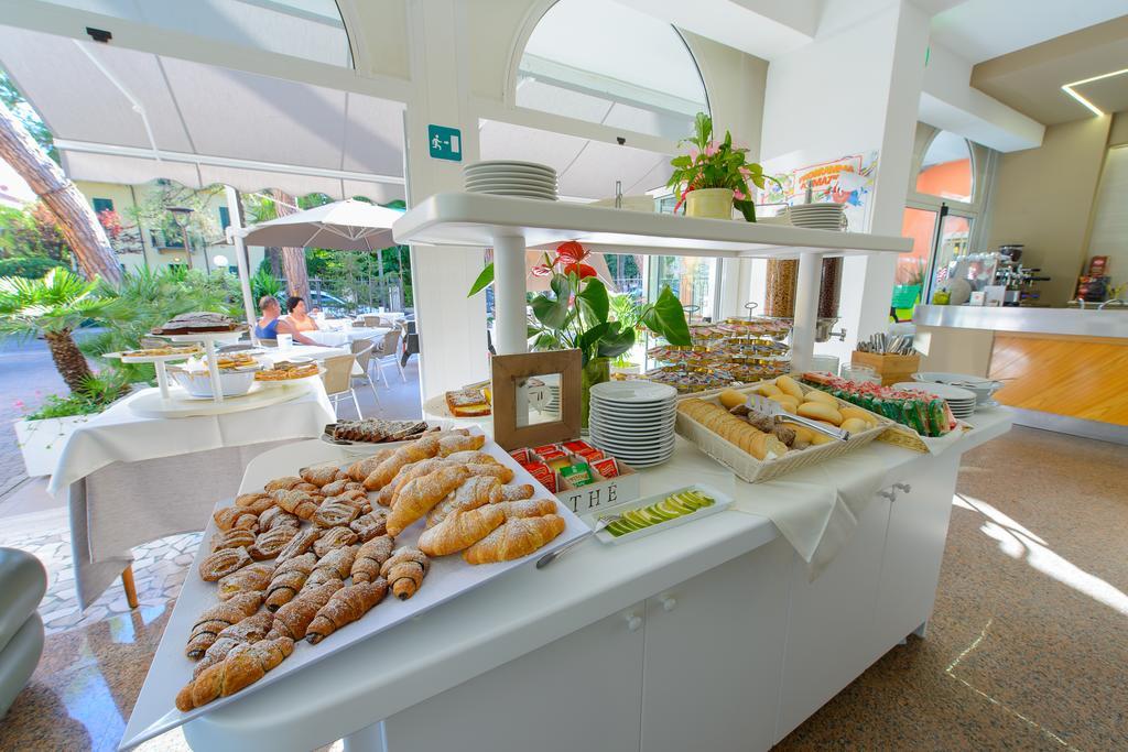 Hotel Falco Riccione Extérieur photo