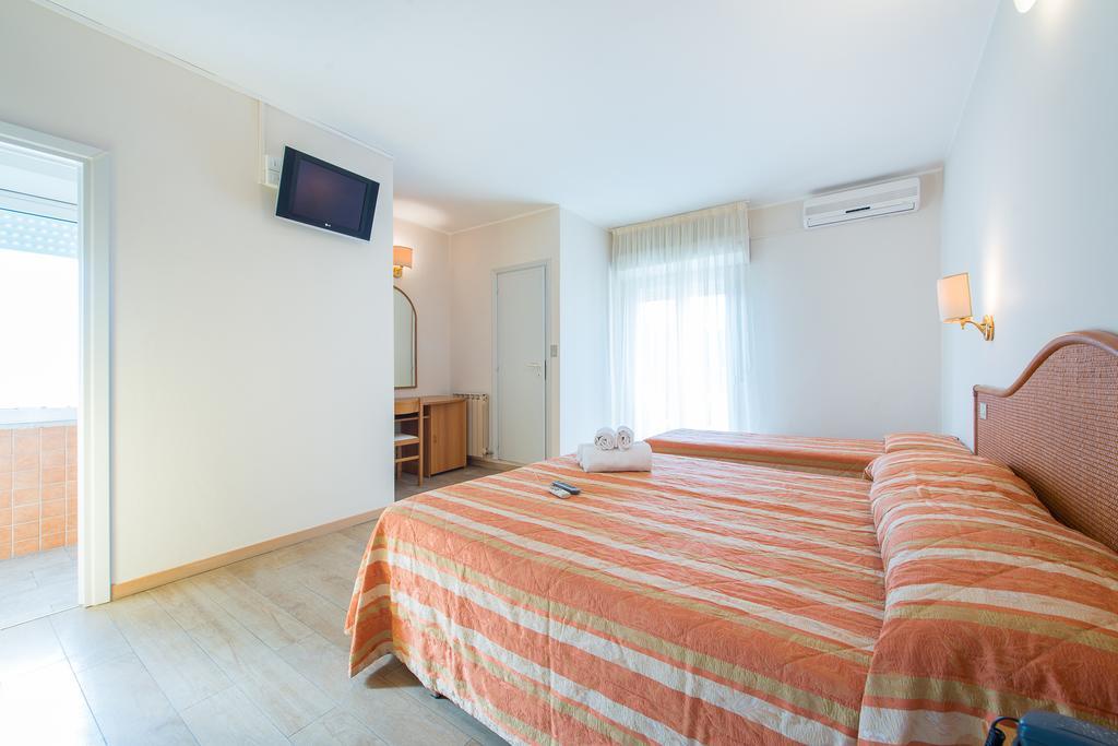 Hotel Falco Riccione Extérieur photo