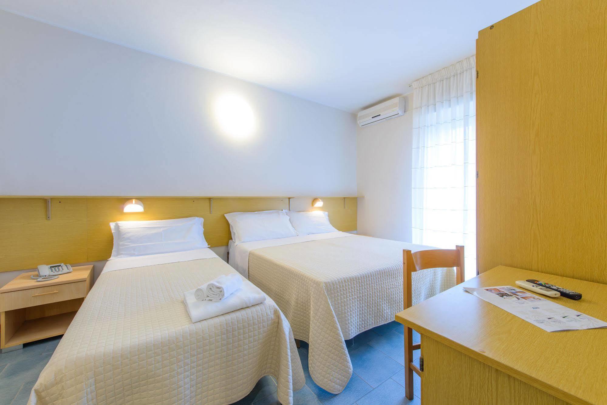 Hotel Falco Riccione Extérieur photo