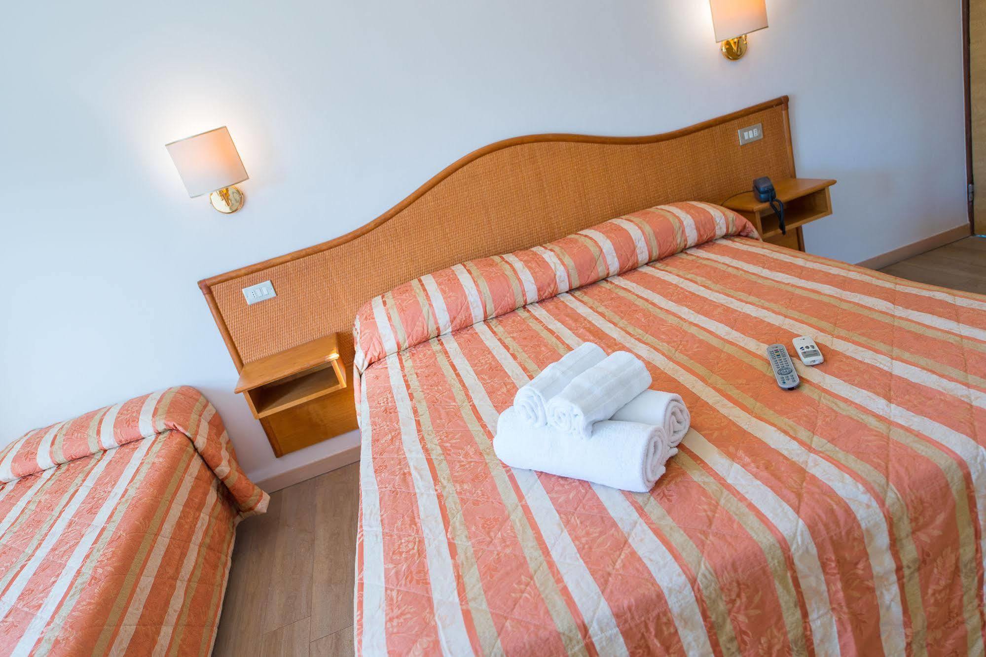 Hotel Falco Riccione Extérieur photo