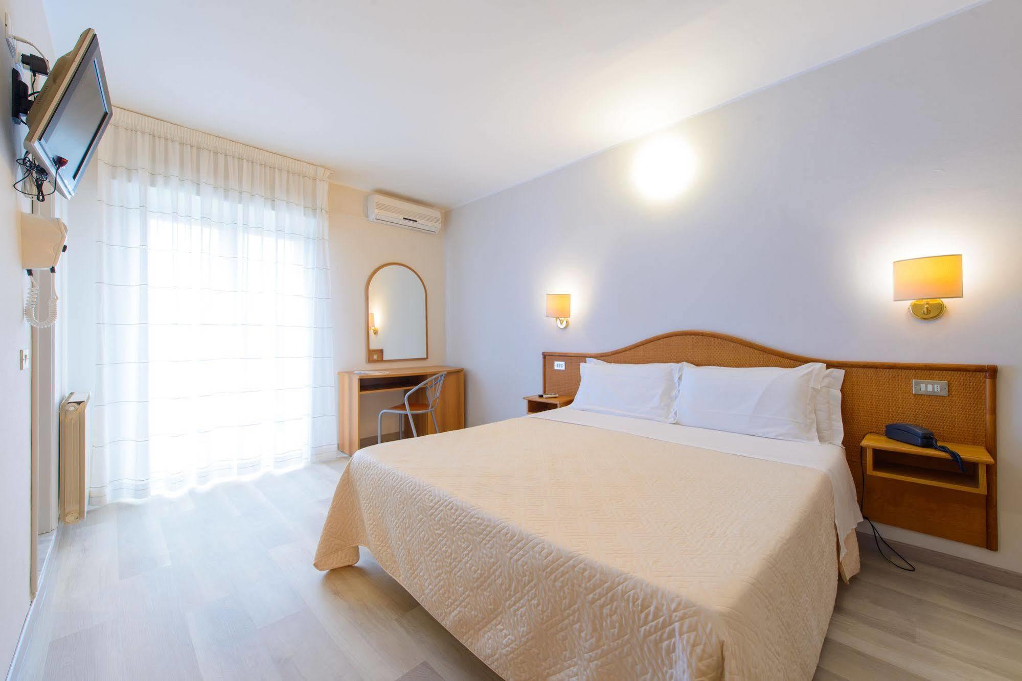 Hotel Falco Riccione Extérieur photo